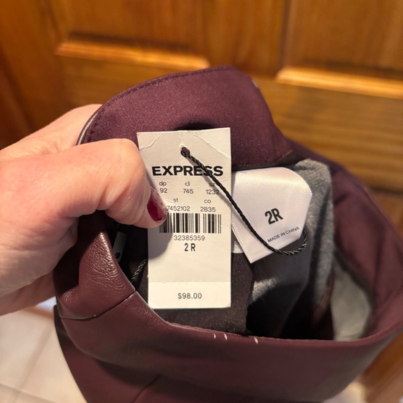 Express Super High Waisted Ankle Pleated Faux Leather Pants Burgundy 2R NWT - Picture 5 of 8